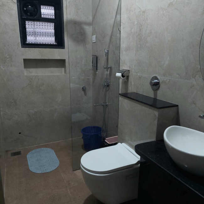 Clean, modern bathroom with luxury fittings Devyani Villa / Attached bathroom in 4BHK Goa villa