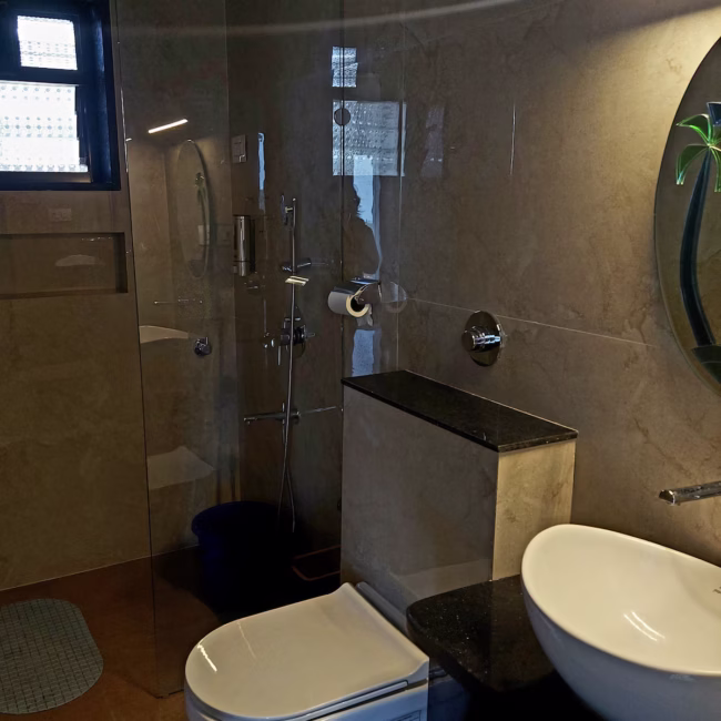 Clean, modern bathroom with luxury fittings Devyani Villa / Attached bathroom in 4BHK Goa villa