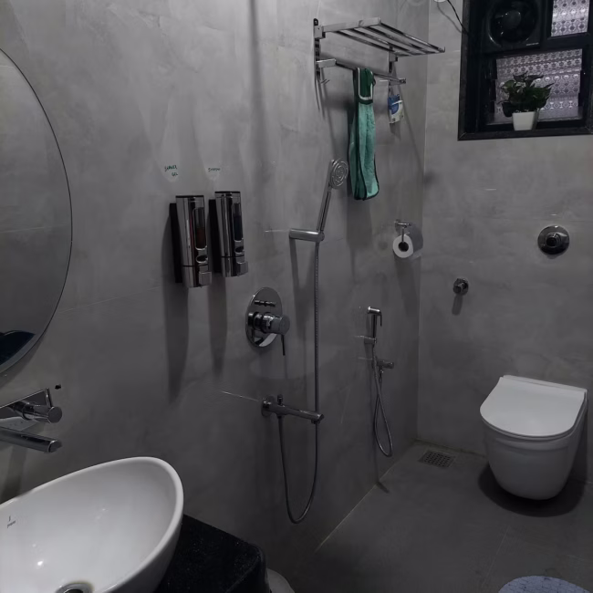 Clean, modern bathroom with luxury fittings Devyani Villa / Attached bathroom in 4BHK Goa villa