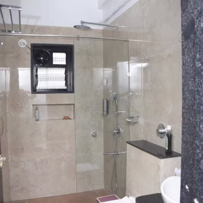 Clean, modern bathroom with luxury fittings Devyani Villa / Attached bathroom in 4BHK Goa villa