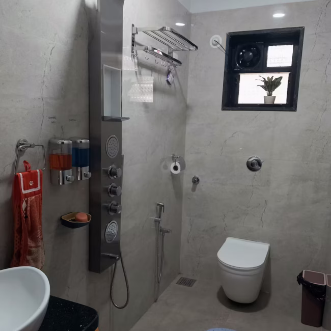 Clean, modern bathroom with luxury fittings Devyani Villa / Attached bathroom in 4BHK Goa villa