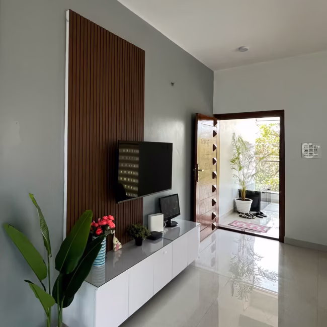 Spacious living room luxury villa Goa with modern decor / Comfortable 5-seater sofa lounge area Devyani Villa / Interior view of Devyani Villa living space